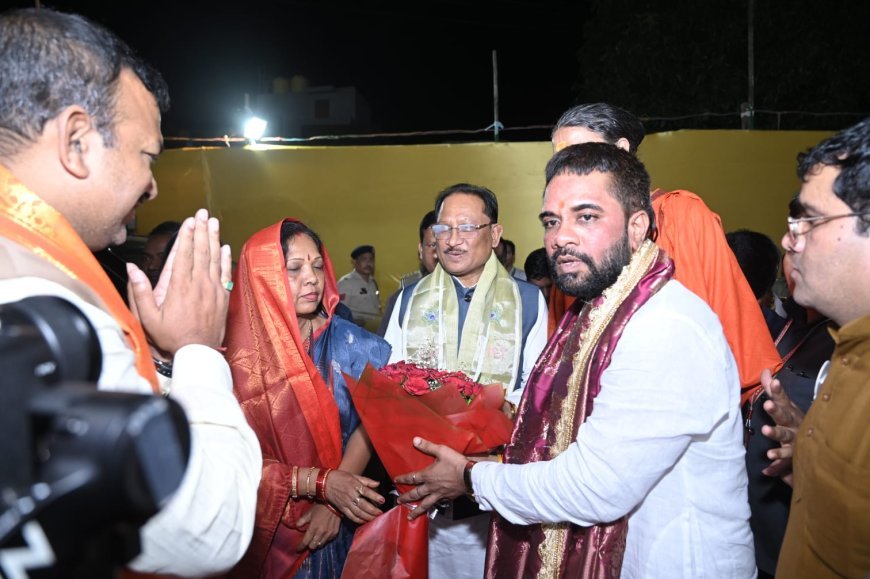 गुढ़ियारी में भक्ति और संस्कृति का भव्य संगम, बसंत अग्रवाल के संयोजन में संपन्न हुआ विशाल दही हांडी उत्सव