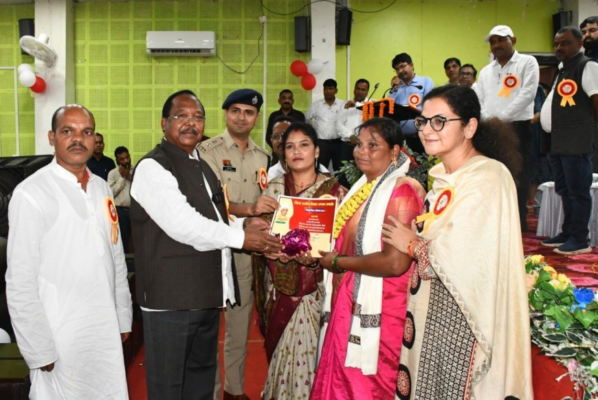 शिक्षक पूरी पीढ़ी के चरित्र और सोच के निर्माता, 21 उत्कृष्ट शिक्षकों का हुआ सम्मान
