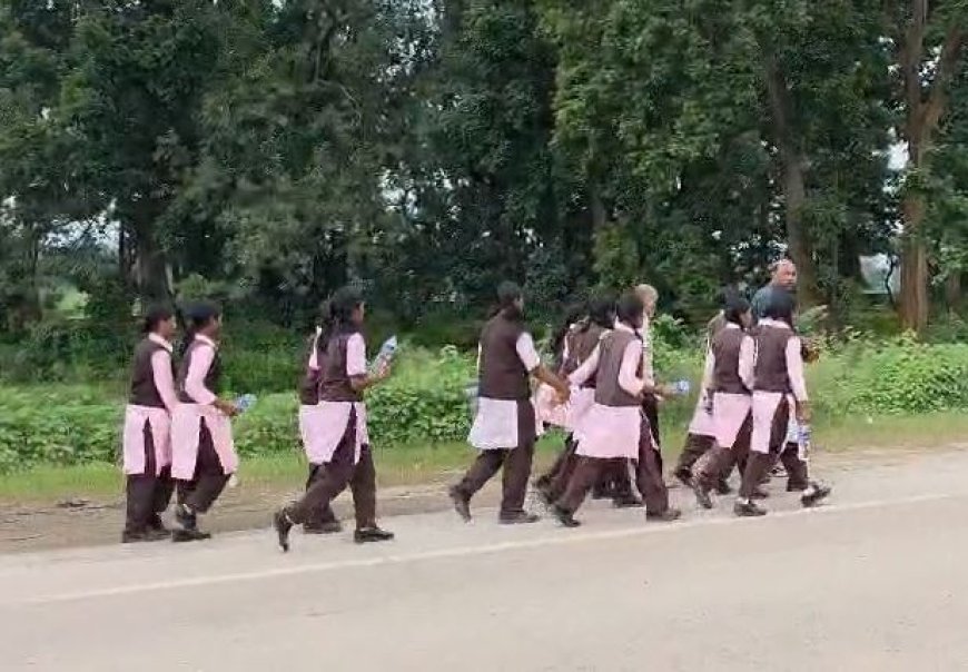 स्कूल से कलेक्ट्रेट तक छात्राओं का पैदल मार्च, बिजली और शिक्षकों की कमी को लेकर जताई नाराजगी