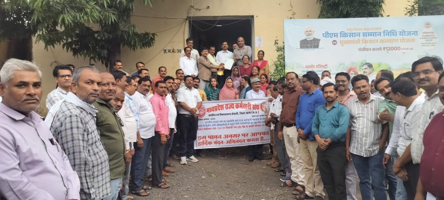 25 सूत्रीय मांगों को लेकर राज्य कर्मचारी संघ ने एसडीएम को सौंपा ज्ञापन