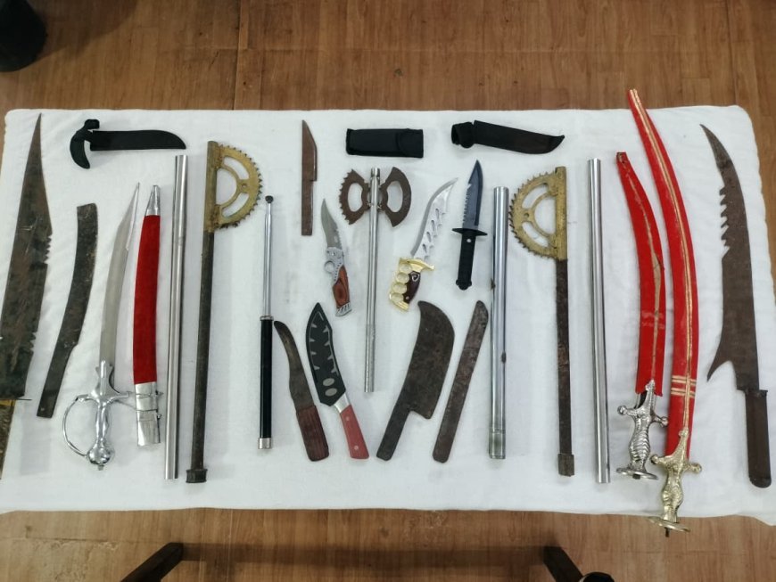 तिल्दा-नेवरा में ग्रामीणों ने स्वेच्छा से जमा किए 15 हथियार, पुलिस की जागरूकता मुहिम का असर
