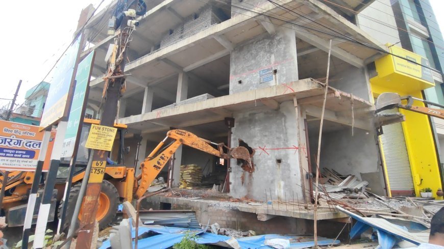 चंगोराभाठा में अनुमति के विपरीत बन रहे व्यावसायिक भवन पर नगर निगम की कार्रवाई