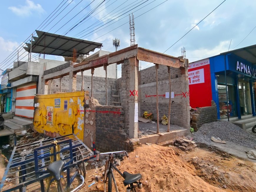 कुशालपुर में बिना अनुमति बन रहा व्यावसायिक भवन हटाया, नगर निगम ने की कार्रवाई