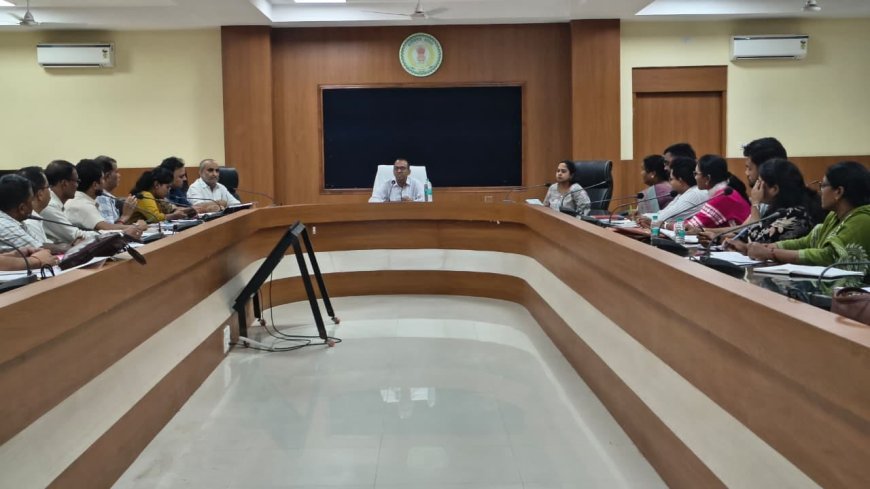 कलेक्टर अजीत वसंत ने आवासीय विद्यालयों की ली समीक्षा बैठक, शिक्षा और सुविधाओं की गुणवत्ता पर दिया जोर