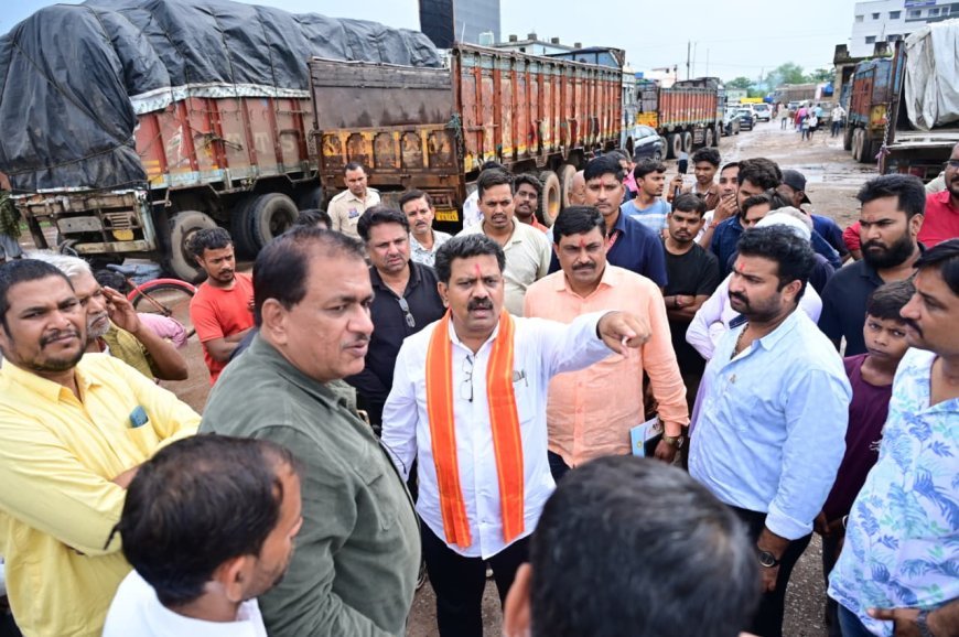 उप मुख्यमंत्री विजय शर्मा ने कवर्धा के ट्रांसपोर्ट नगर का किया निरीक्षण, ट्रक मालिक संघ से की चर्चा