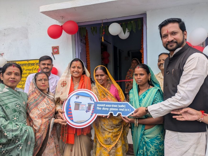 प्रधानमंत्री आवास योजना से रमाबाई और सुदामा का पक्के घर का सपना हुआ साकार, मंत्री लक्ष्मी राजवाड़े ने किया गृह प्रवेश