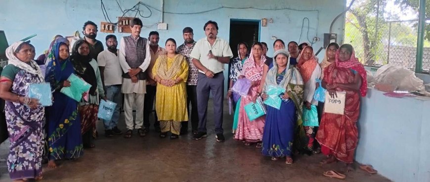 मालूराम शर्मा की द्वितीय पुण्यतिथि पर सेवा कार्य, SLRM सेंटर की दीदियों को बांटे रैनकोट