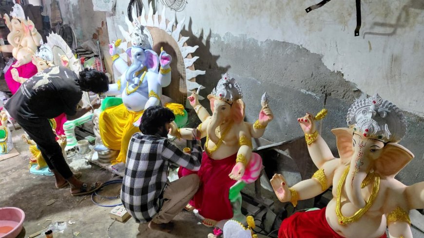 गणेश चतुर्थी को लेकर तैयारियां तेज, फरसगांव में गणेश प्रतिमाओं को अंतिम रूप देने में जुटे मूर्तिकार