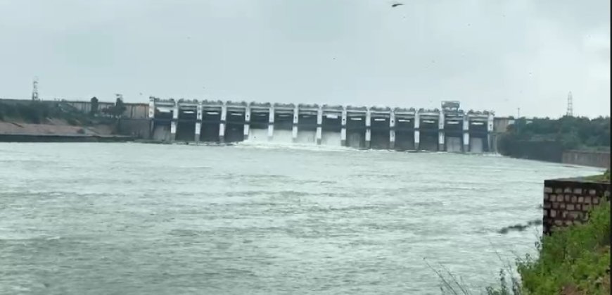 धमतरी में लगातार बारिश से जलाशयों का बढ़ा जलस्तर, गंगरेल 97% पार, 34,282 क्यूसेक पानी छोड़ा गया