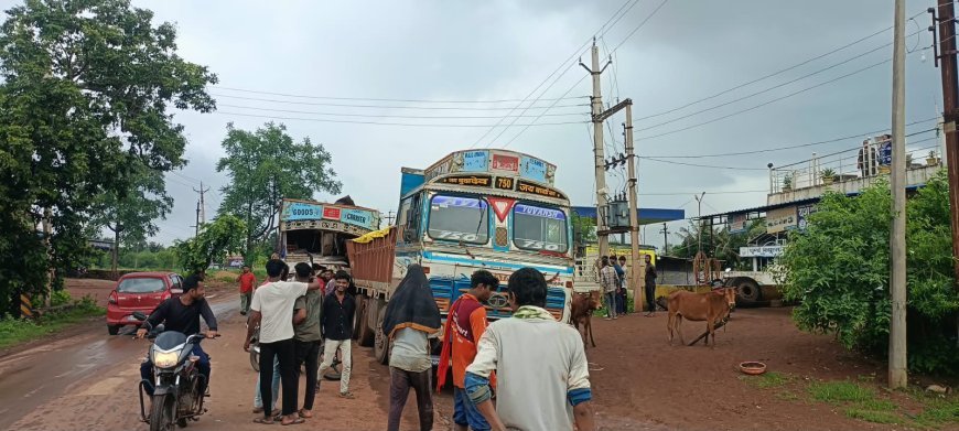 दुर्ग-बालोद मार्ग पर आयरन ओर लदे दो ट्रकों में भिड़ंत, सड़क किनारे खड़े ट्रक को पीछे से मारी टक्कर