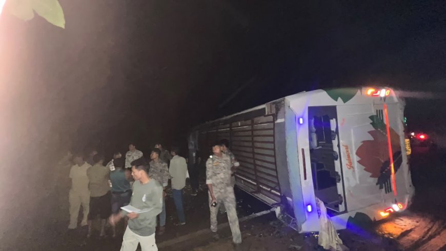 बालाघाट में नारायण बस पलटी, 45 यात्री थे सवार; अर्टिगा से टकराने के बाद हुआ हादसा