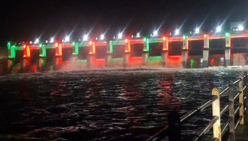 रात में रंग-बिरंगी रोशनी से जगमगाया गंगरेल डैम, सातों गेट खुले तो दिखा अद्भुत नजारा
