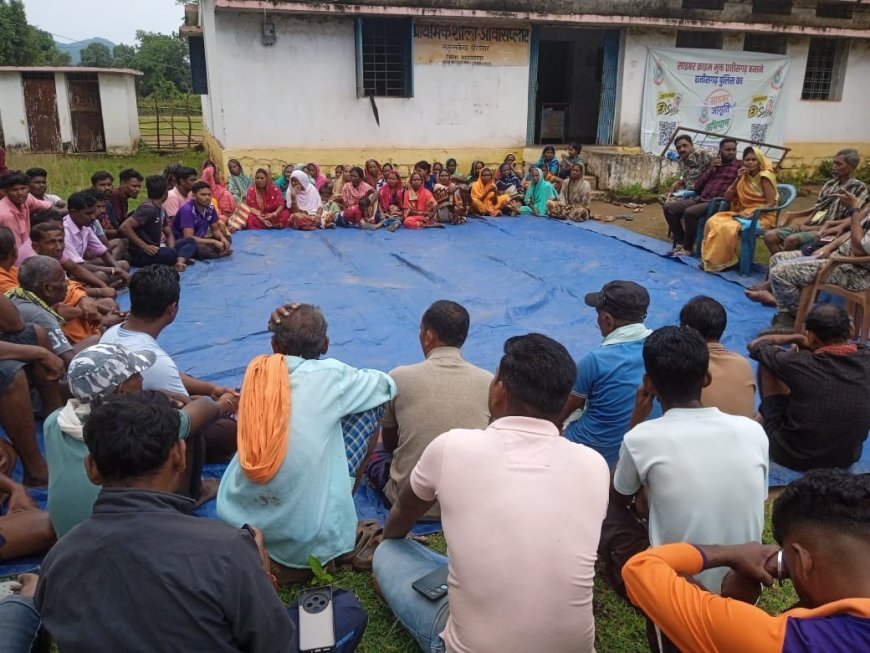 प्लाटपारा में निको माइंस के ट्रकों की पार्किंग पर ग्रामीणों का विरोध, बोले- गांव में नहीं होगी पार्किंग
