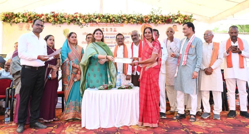 विधायक भावना बोहरा ने रखी सरदार पटेल की प्रतिमा की नींव, शेयरधारक किसानों को शक्कर व प्रशस्ति पत्र का किया वितरण