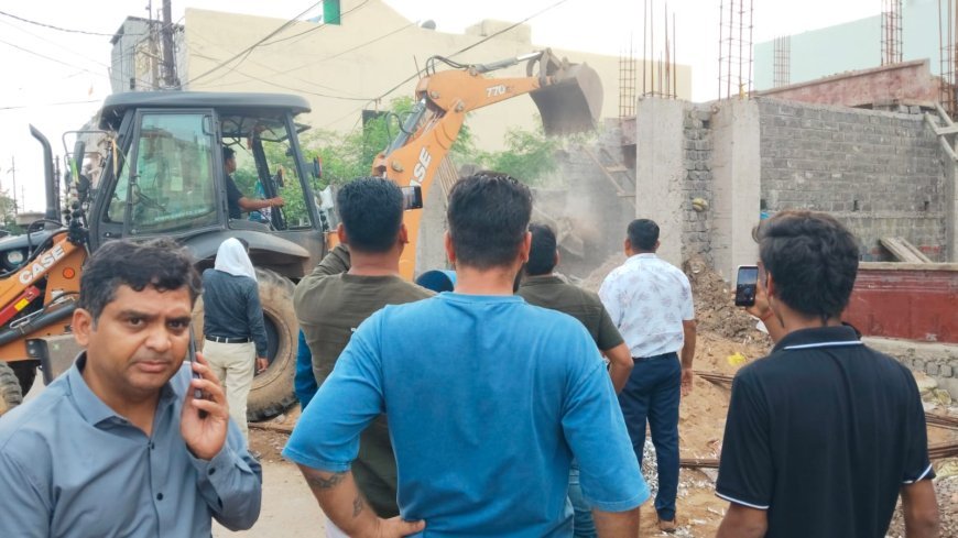 रायपुर के चंगोराभाठा में नगर निगम की कार्रवाई, अनुमति के विपरीत बनाए जा रहे व्यवसायिक भवन के अनाधिकृत हिस्से को हटाया