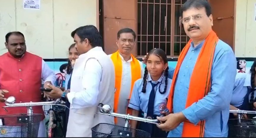 सिंघौरी में 65 छात्राओं को मिली सरस्वती साइकिल, विधायक दीपेश साहू ने किया वितरण