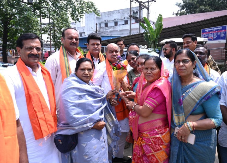 सेवा संकल्प अभियान के तहत मेकाहारा पहुंचे विधायक पुरन्दर मिश्रा, मरीजों को बांटे फल