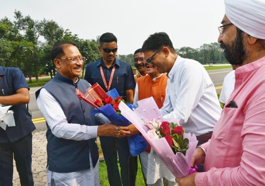रायगढ़ पहुंचने पर मुख्यमंत्री विष्णुदेव साय का जनप्रतिनिधियों और नागरिकों ने किया स्वागत