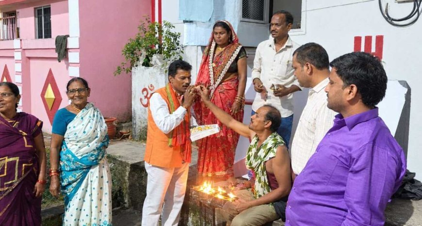 राजीव नगर में पीएम आवास के लाभार्थियों ने जलाए आशीर्वाद के दीप