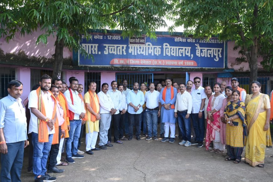 सेवा संकल्प अभियान के तहत विधायक दीपेश साहू ने बैजलपुर स्कूल में किया वृक्षारोपण, स्वच्छता अभियान में भी लिया हिस्सा