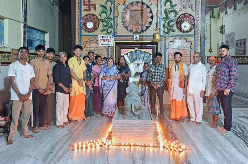 शिव धाम कोड़िया में जलाए गए सैकड़ों दीप, ग्रामीणों ने प्रधानमंत्री के दीर्घायु की कामना की