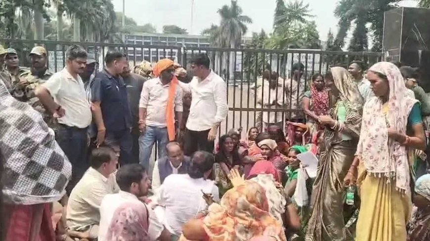 दीपका खदान विस्तार के विरोध में ग्रामीणों का प्रदर्शन, जीएम कार्यालय पर जड़ा ताला