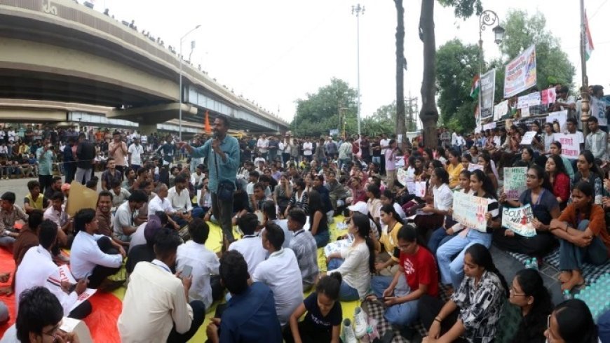 इंदौर में NEET पेपर लीक के खिलाफ आंदोलन से जुड़ी छात्रा राहुल गांधी के कार्यक्रम में पहुंची