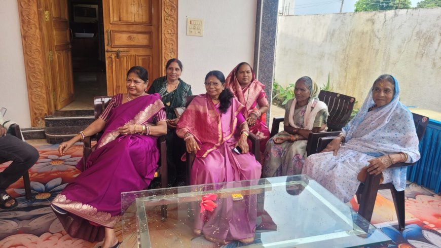 पूर्व विधायक निवास में तीज मिलन समारोह, महिला कांग्रेस कार्यकर्ताओं ने मनाया पर्व