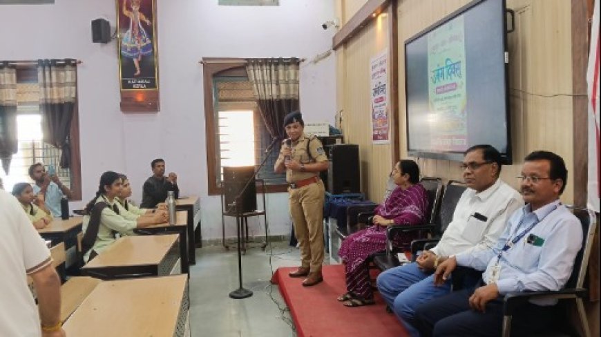 छिंदवाड़ा एक्सीलेंस स्कूल में जागरूकता उमंग कार्यक्रम, 200 से 300 विद्यार्थियों को सुरक्षा और साइबर अपराधों की जानकारी