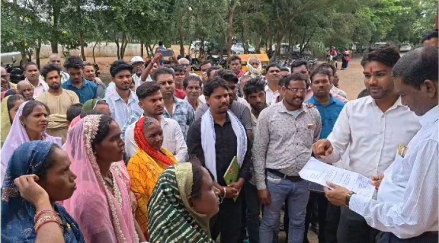 पक्की सड़क की मांग को लेकर ग्रामीणों ने अपर कलेक्टर को सौंपा ज्ञापन, आंदोलन की चेतावनी