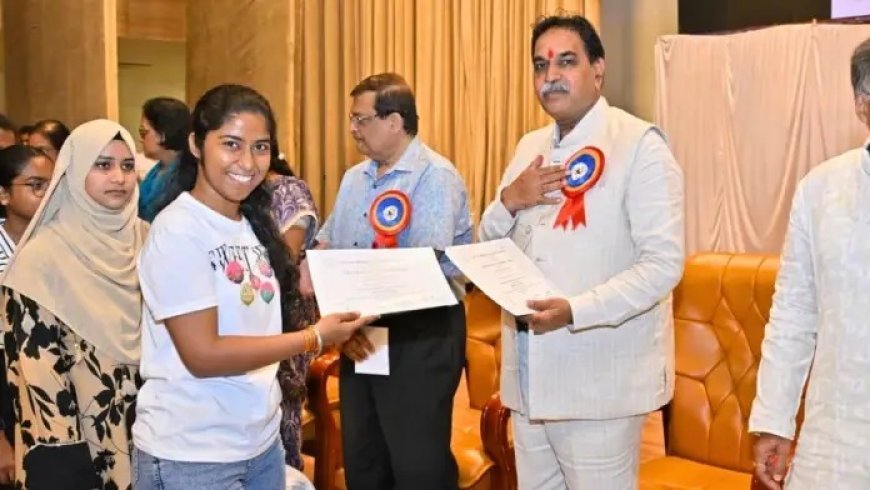 नागार्जुन महाविद्यालय के दीक्षारंभ समारोह में विधायक राजेश मूणत ने नवप्रवेशित विद्यार्थियों का किया स्वागत