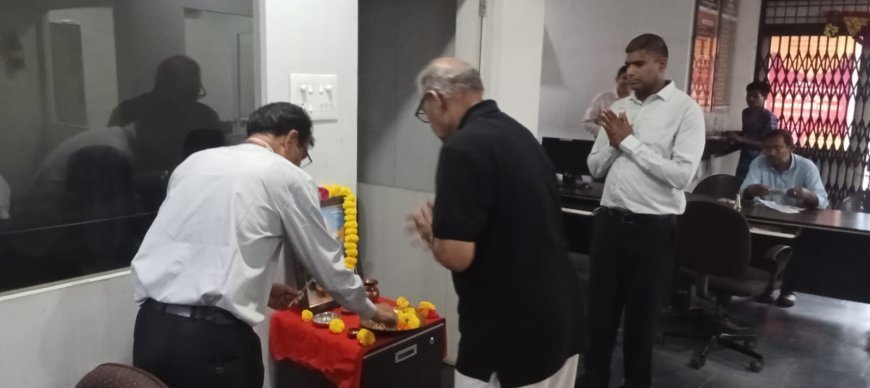 नागपुर नागरिक सहकारी बैंक दुर्ग शाखा ने मनाया 10वां स्थापना दिवस, पूजा-अर्चना कर ग्राहकों का जताया आभार
