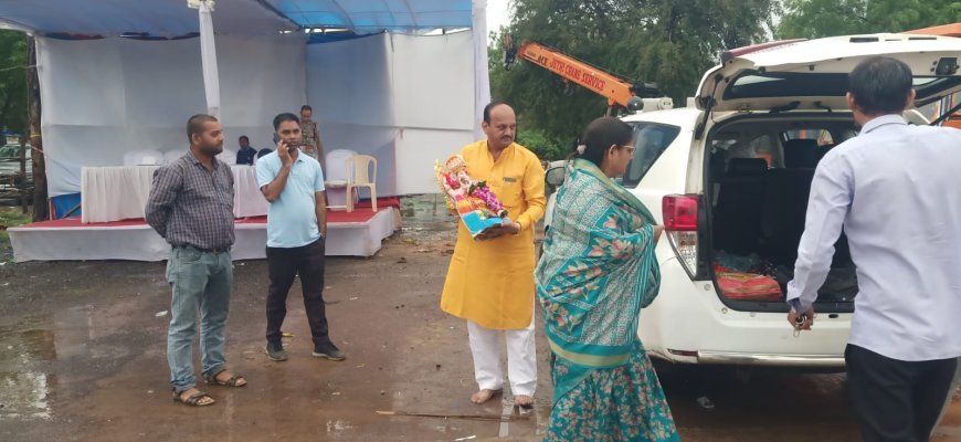 सभापति सूर्यकांत राठौड़ ने परिवार सहित महादेवघाट विसर्जन कुंड में किया गणपति प्रतिमा का विसर्जन