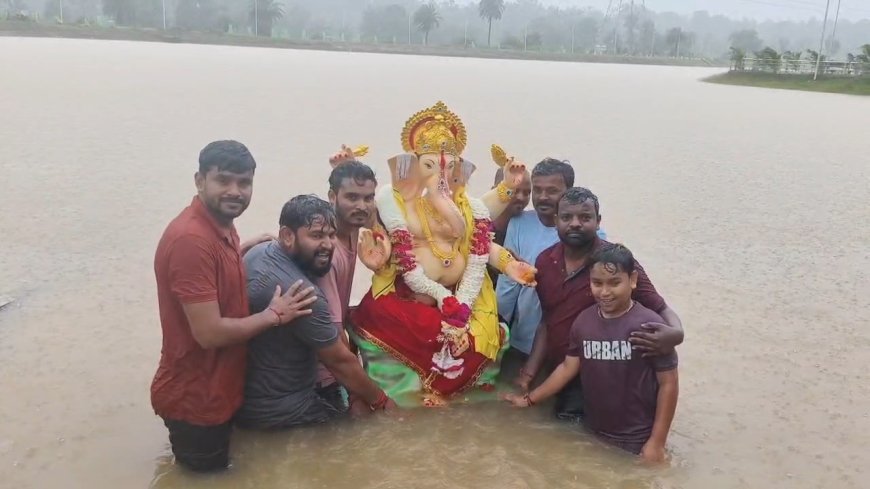 भारी बारिश के बीच फरसगांव में गणेश प्रतिमाओं का विसर्जन, जयकारों के साथ दी गई विदाई