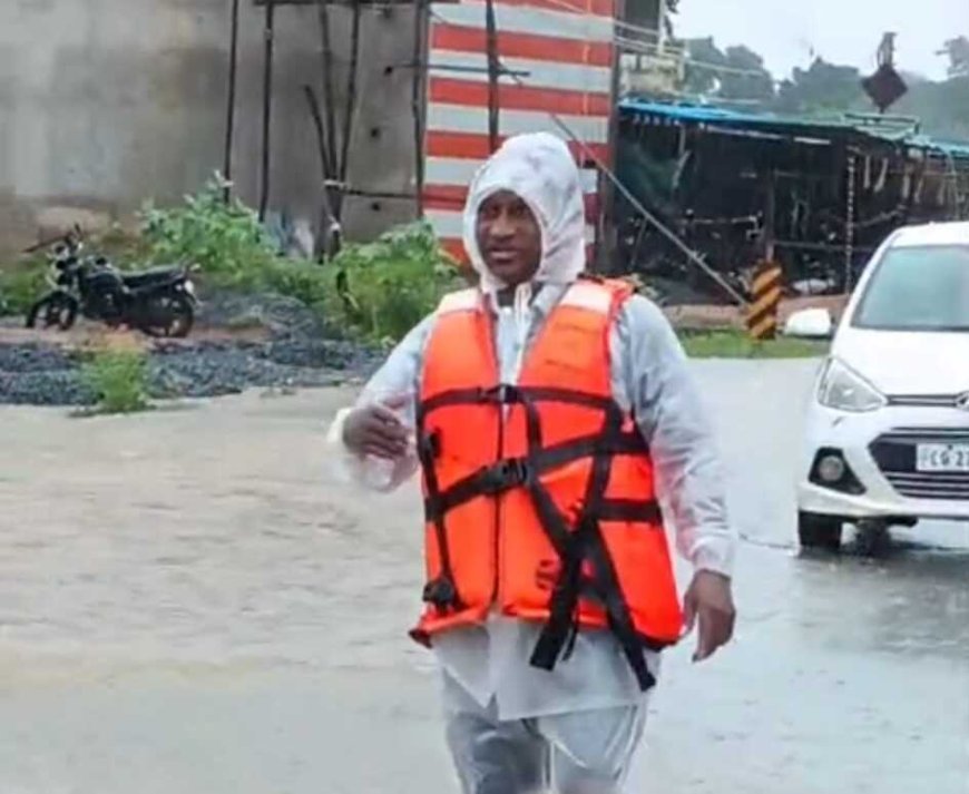 मूसलाधार बारिश के बीच मददगार बने नरेंद्र मेश्राम, जलभराव में राहगीरों को कराया सुरक्षित पार