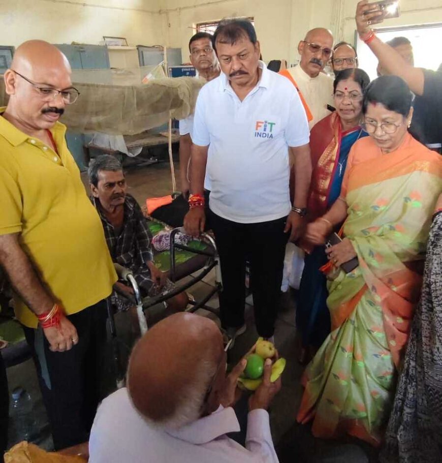 सेवा संकल्प अभियान के तहत दुर्ग के वृद्धाश्रम में भाजपा नेताओं ने किया फल वितरण