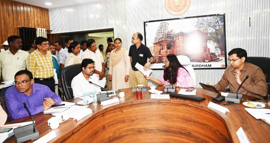 कलेक्टर तुलिका प्रजापति ने जनदर्शन में सुनी नागरिकों की समस्याएं