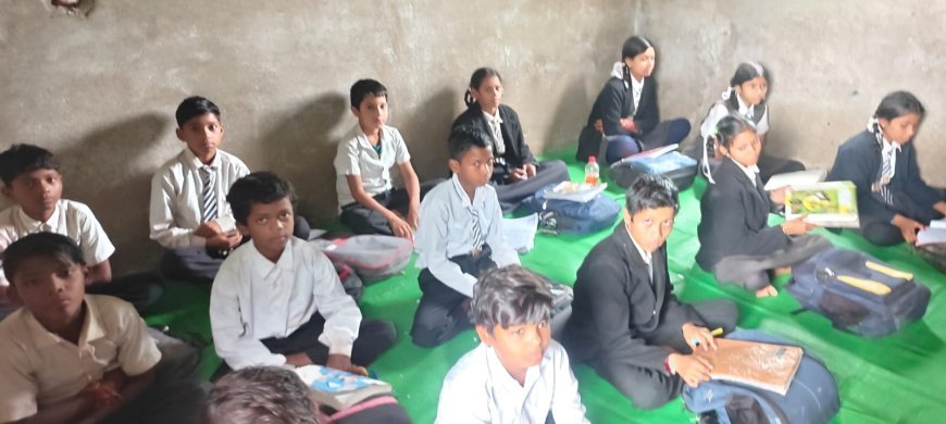 डिंडोरी के निजी स्कूल में सुविधाओं को लेकर सवाल, दो कमरों और एक हॉल में कक्षा 1 से 8वीं तक पढ़ाई का दावा