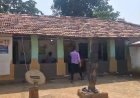 तुकाम गांव में तीन साल से बरामदे में चल रहा सरकारी प्राथमिक स्कूल, बच्चों को नहीं मिली अपनी छत