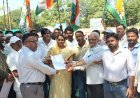 जोबट में किसानों का हल्लाबोल, बिजली-पानी और खाद-बीज की मांग को लेकर धरना-प्रदर्शन