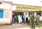 वनांचल ग्राम कमराखोल में कलेक्टर ने परखी योजनाओं की जमीनी हकीकत, स्कूल और आवास का किया निरीक्षण