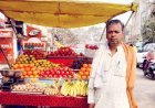 पीएम स्वनिधि योजना से संतोष शर्मा को मिला व्यवसाय विस्तार का अवसर, 50 हजार रुपये की ऋण सहायता से फल-सब्जी कारोबार को मिली मजबूती