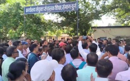 पदोन्नति में देरी के खिलाफ शिक्षकों का आंदोलन, संयुक्त संचालक कार्यालय पहुंचकर सौंपा ज्ञापन