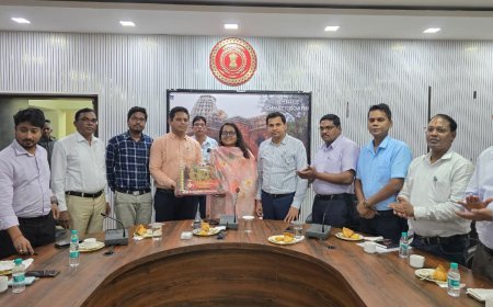 कलेक्टर तुलिका प्रजापति ने अपर कलेक्टर संदीप कुमार ठाकुर को दी विदाई