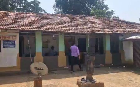तुकाम गांव में तीन साल से बरामदे में चल रहा सरकारी प्राथमिक स्कूल, बच्चों को नहीं मिली अपनी छत