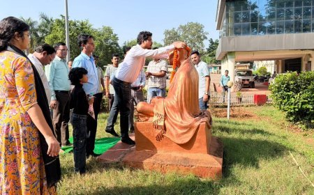 कलेक्ट्रोरेट परिसर में मनाई गई गांधी और शास्त्री जयंती, अधिकारियों-कर्मचारियों ने किया माल्यार्पण