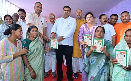 सेवा सेतु कैंप में मंत्री गजेंद्र यादव ने ग्रामीणों से किया संवाद, हितग्राहियों को बांटे प्रमाण-पत्र