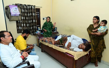 दीनदयाल उपाध्याय नगर में सांड के हमले से घायल परिवार से मिले विकास उपाध्याय, व्यवस्था पर उठाए सवाल