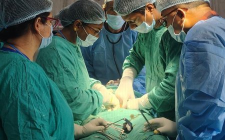 जिला अस्पताल बैकुंठपुर में 19 वर्षीय युवक का इंगुइनल हर्निया का सफल ऑपरेशन