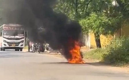 कटघोरा में नई इलेक्ट्रिक स्कूटी में लगी आग, एक किलोमीटर बाद हादसा; पति-पत्नी बाल-बाल बचे